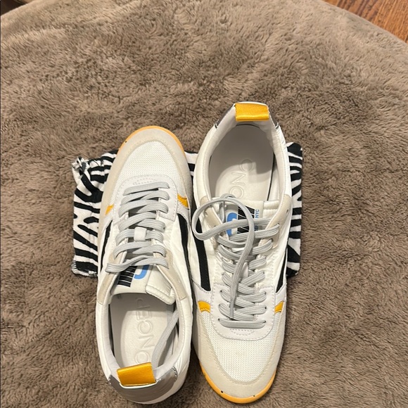 OnCept Women's Retro White Sneakers Free People EUC - Picture 9 of 9